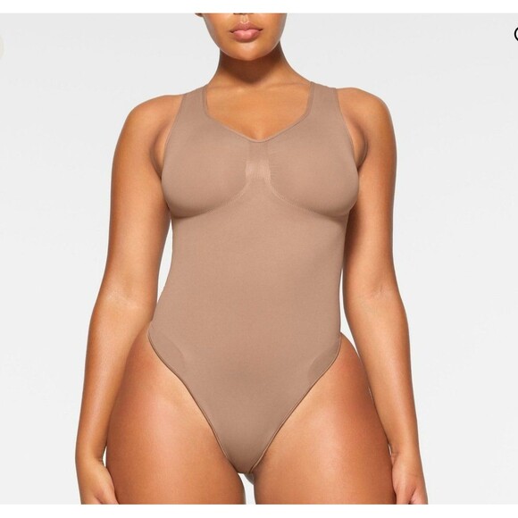 SKIMS SEAMLESS SCULPT SCOOP NECK THONG BODYSUIT - Picture 3 of 6